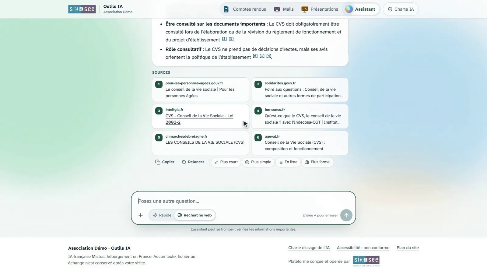 Assistant IA : réponse sur le rôle du conseil de la vie sociale, suivie de six sources numérotées (pour-les-personnes-agees.gouv.fr, solidarites.gouv.fr et d'autres) et des boutons Plus court, Plus simple, En liste, Plus formel.
